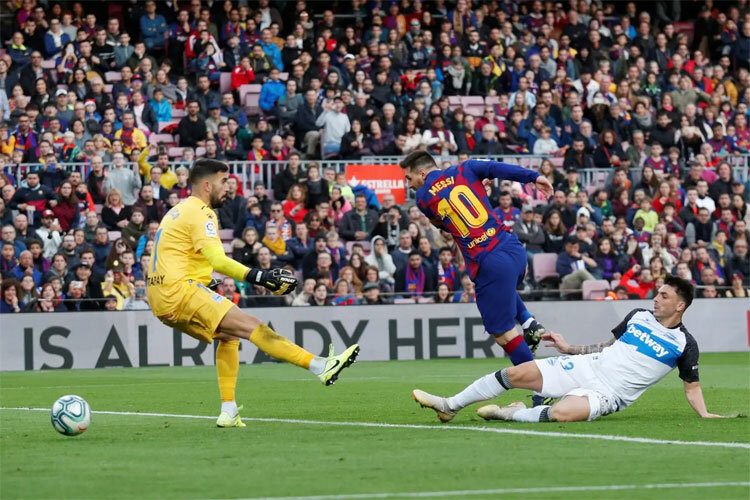 Messi có một bàn không được công nhận, ngoài cú sút xa chính xác và một lần nhường 11m cho Suarez.