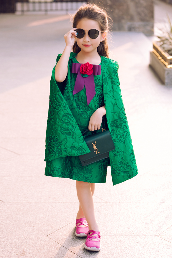 Trang phục trang trí áo choàng cape thường mang tới nét sang chảnh cho phái đẹp. Khi được thực hiện cho dòng thời trang trẻ em chúng lại khiến các nhóc tỳ trở nên đáng yêu hơn.