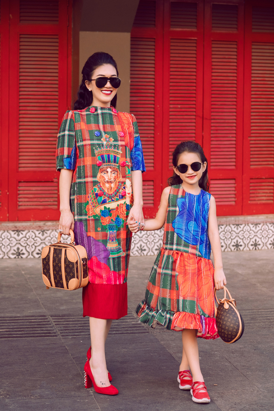 Hoạ tiết ca rô được hai nhà mốt lăng xê trong bộ sưu tập hoàng hoa được thiết kế cho mẹ và bé phù hợp cho tiết trời và không khí mùa giáng sinh