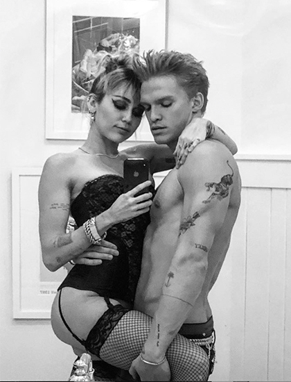 Bức ảnh gần nhất Miley Cyrus đăng cùng bạn trai Cody Simpson từ hôm 1/11. Ảnh: Instagram.