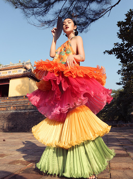 Nữ MC sở hữu nhan sắc khả ái, thần thái thanh thoát, quyến rũ.