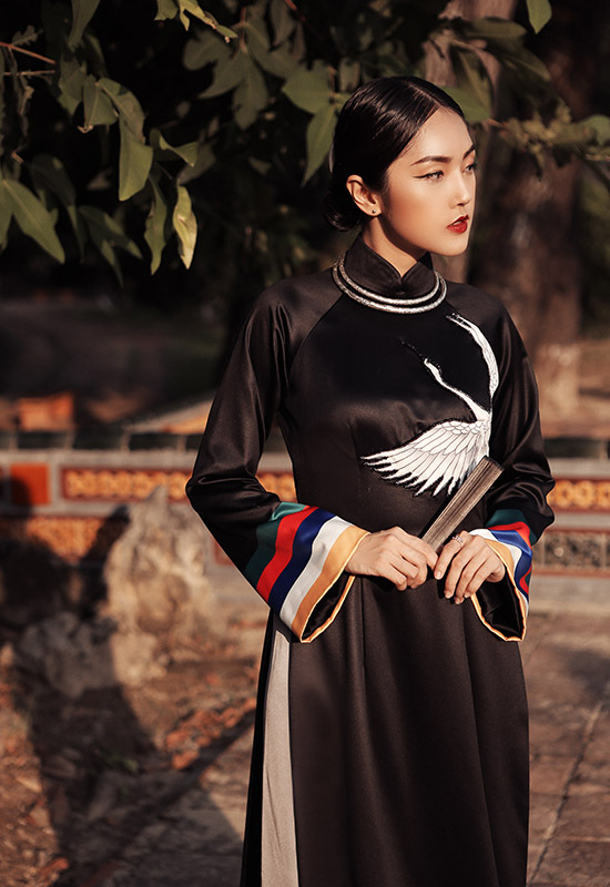 Người đẹp khoe vẻ nền nã, kiêu sa như thiếu nữ xứ Huế khi diện bộ áo dài thêu hình chim hạc đang sải cánh. 