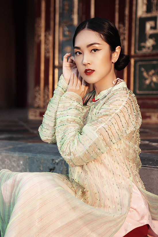 Người đẹp tiết lộ đã chuẩn bị áo dài để Tết đến xuống phố du xuân, chụp ảnh cùng bạn bè.