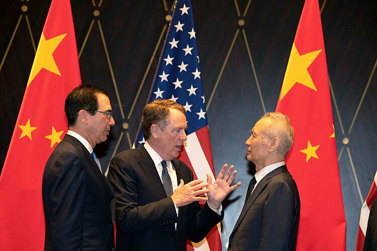 Bộ trưởng Tài chính Mỹ Steven Mnuchin (trái), Đại diện Thương mại Mỹ Robert Lighthizer và Phó thủ tướng Trung Quốc Lưu Hạc. Ảnh: NYT