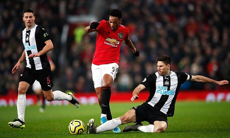 Fabian Schar (phải) mắc nhiều sai lầm và để Martial (giữa) tận dụng được. Ảnh: PA.