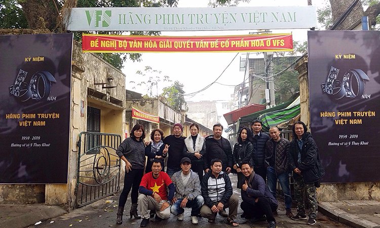 Không chỉ mang theo băng rôn ở buổi lễ ở Trung tâm chiếu phim quốc gia, các nghệ sĩ còn giăng nhiều khẩu hiệu ở xưởng phim có trụ sở tại số 4, Thuỵ Khuê, Hà Nội. Ảnh: VFS.