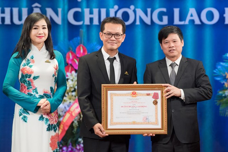 Nghệ sĩ Nhân dân Trung Hiếu (giữa) đại diện Nhà hát kịch Hà Nội nhận Huân chương lao động hạng ba do Thủ tướng Chính phủ trao tặng. Ảnh: BTC.