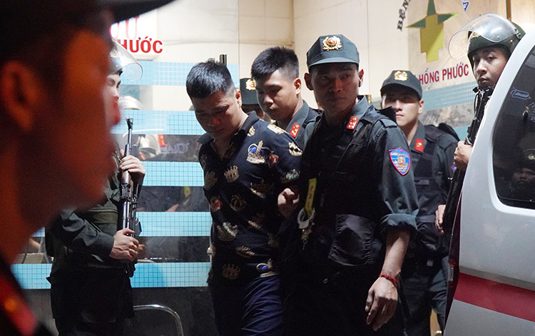 Một đàn em của Toàn Đen bị bắt giữ tại Bệnh viện Tâm Hồng Phước. Ảnh: Phước Tuấn.