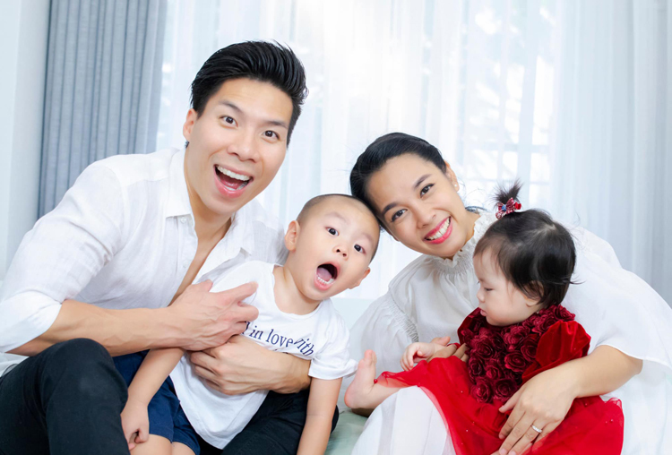 Gia đình nghệ sĩ Quốc Nghiệp - Ngọc Mai chuẩn bị cho mùa lễ hội cuối năm khá kỹ càng. Vợ nghệ sĩ xiếc tự may bộ váy cho con gái - 