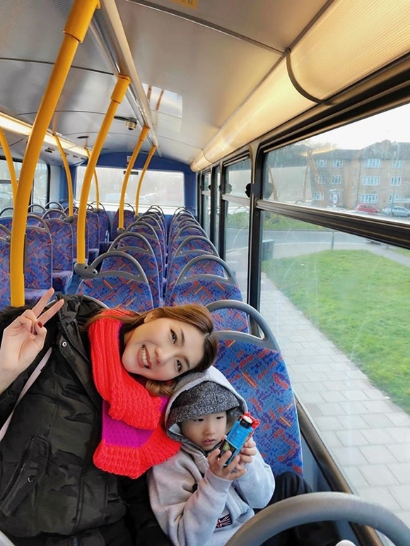 Bé Jiraiya được mẹ cho di chuyển bằng các phương tiện công cộng như tàu hỏa, xe bus. Bé thích nhất tàu hỏa, khi ngồi xe bus vẫn cầm chiếc tàu hỏa đồ chơi trên tay để ngắm nghía.