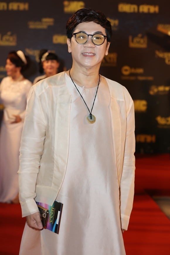 NSƯT Thành Lộc mặc trang nhã đi trao giải.