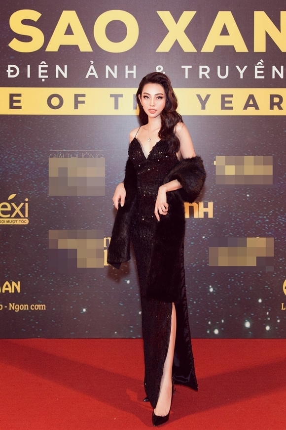 Top 5 Hoa hậu Việt Nam Nguyễn Thúc Thùy Tiên dự sự kiện cùng hai người bạn. Cô là một fan của điện ảnh, từng đi học diễn xuất với mong muốn có cơ hội đóng phim. 