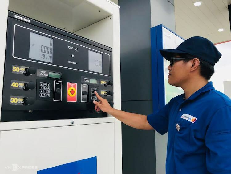 Nhân viên trạm xăng của IQ8 tại Khu công nghiệp Thăng Long - Hà Nội chuẩn bị đổ xăng cho khách hàng. Ảnh: H.Thu