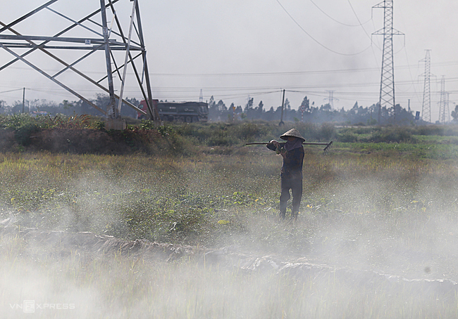 Cánh đồng huyện Bình Xuyên, Hà Nội, cách Hà Nội 40km mù mịt khói trong những ngày giữa tháng 12. Ảnh: Tất Định 