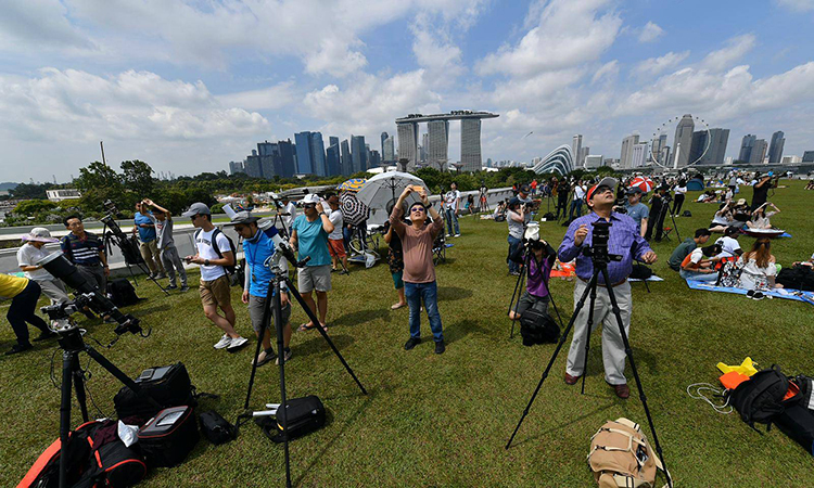 Khoảng 1.000 người yêu thiên văn đã tập trung gần con đập Marina Barrage ở Singapore để quan sát nhật thực. Ảnh: Jeremy Long