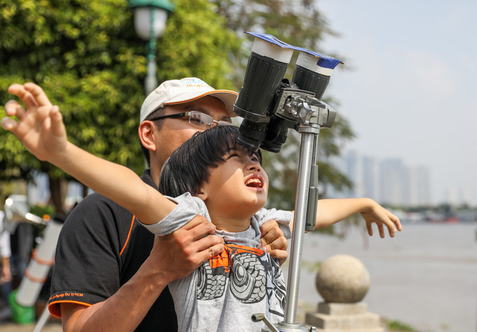 Giới trẻ xem nhật thực ở Sài Gòn