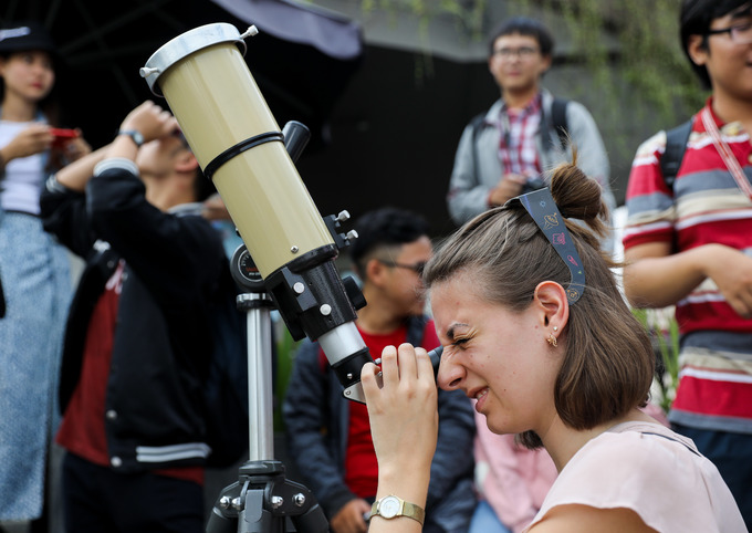 Giới trẻ xem nhật thực ở Sài Gòn