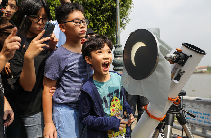 Giới trẻ xem nhật thực ở Sài Gòn