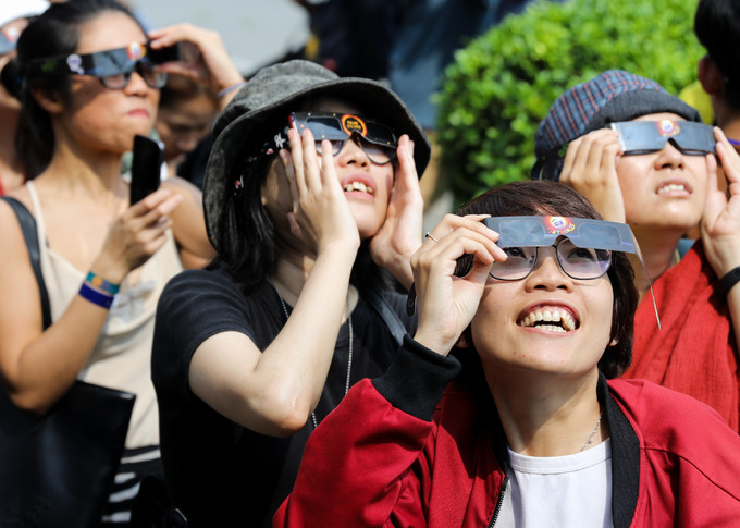 Giới trẻ xem nhật thực ở Sài Gòn