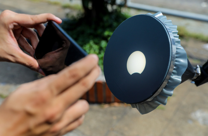 Giới trẻ xem nhật thực ở Sài Gòn