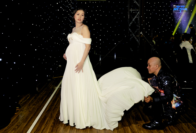 Nhà thiết kế tự chỉnh trang phục cho người đẹp. Oanh Yến sắp sinh nở nhưng vẫn hoạt động tích cực, vừa kinh doanh vừa làm mẫu.