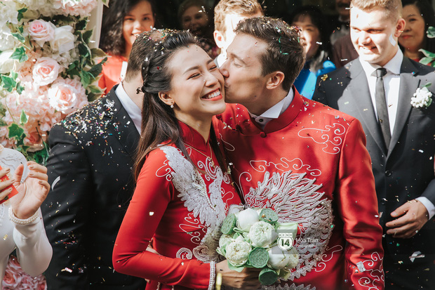 Lễ rước dâu MC Hoàng Oanh và chồng Tây cực phẩm: Cô dâu chú rể cực tình,  liên tục khoá môi nhau ngọt ngào hết mức - Tạp chí Star.vn