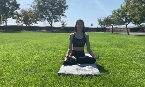 Phạm Hương chăm tập yoga mỗi sáng