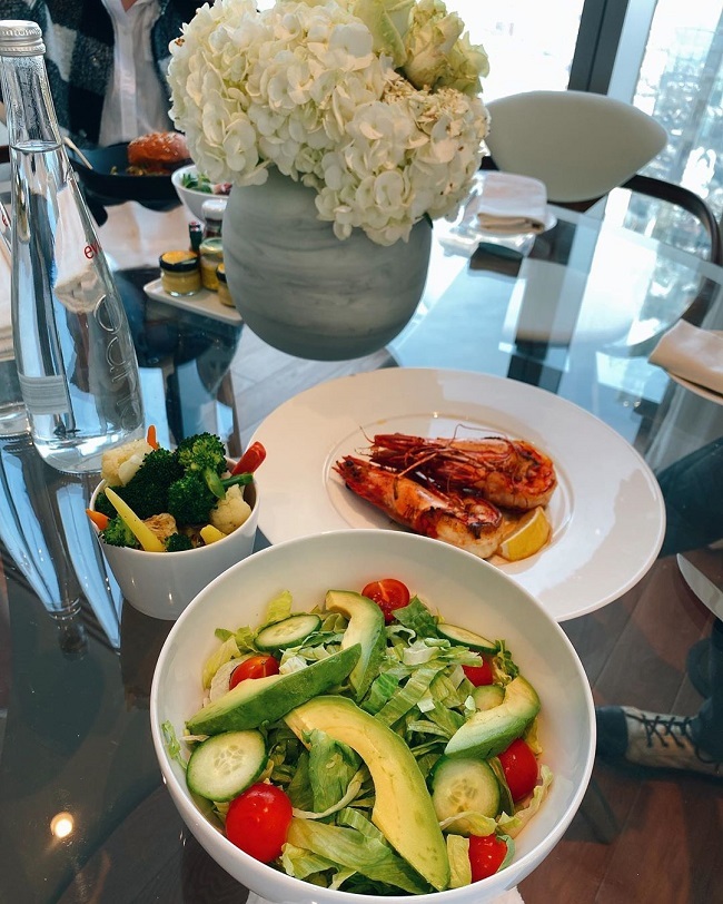 Salad là món quen thuộc trong thực đơn của Phạm Hương. 