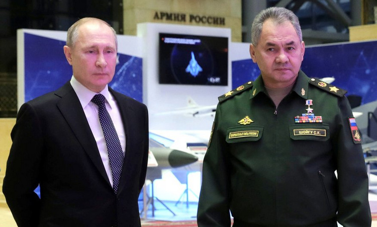 Tổng thống Putin (trái) và Bộ trưởng Quốc phòng Sergei Shoigu trong cuộc họp hôm 24/12. Ảnh: AP.