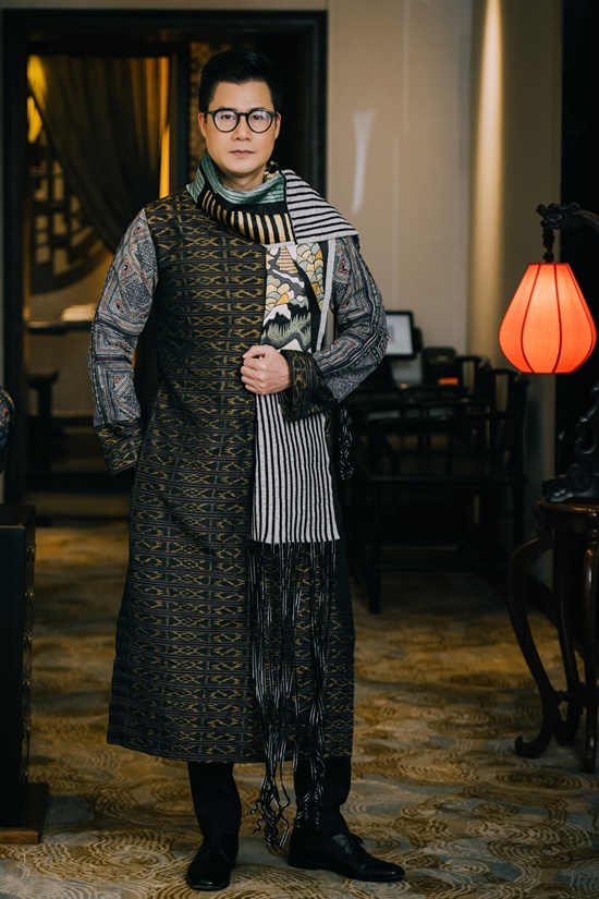 Quang Dũng mặc áo dài thổ cẩm