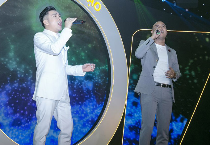 Quang Hà và A Tuân song ca Ngỡ đầy cảm xúc. Hai ca sĩ gắn bó nhiều năm nay và luôn hỗ trợ nhau trong công việc và cuộc sống.