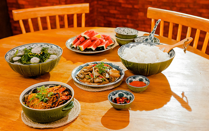 Chàng diễn viên đãi bố mẹ tôm càng kho tàu, thịt ba rọi xào nấm rơm và canh tần ô cá thác lác.