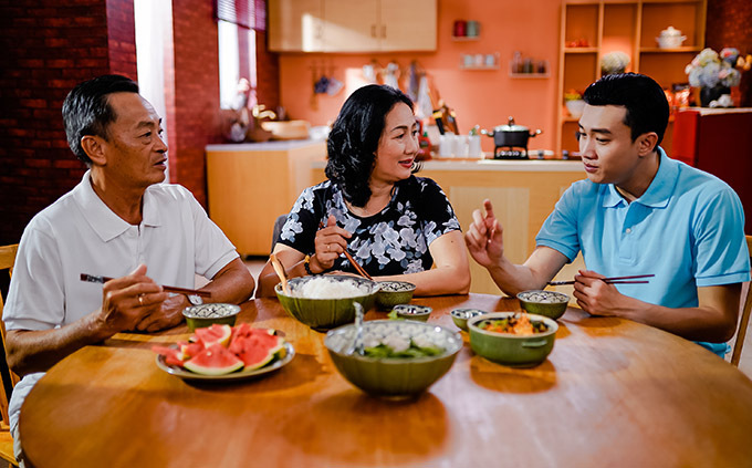 [Caption Ngoải ra Quốc Trường còn nấu món tôm kho tàu và canh rau tần ô cá thác lát. Từ nhỏ gia đình Quốc Trường đã giữ những nét đặc trưng của từng món ăn miền quê, các nguyên liệu do chính gia đình Trường trồng hoặc lựa chọn kỹ càng. Thừa hưởng tài nấu nướng của mẹ, những bí kíp nấu ăn gia truyền từ ông ngoại, Quốc Trường không những dành thời gian cho phim trường, phòng họp mà còn là căn bếp nhỏ của nhà mình để luôn gìn giữ những kỉ niệm qua những món ăn đặc biệt của gia đình. Anh chàng còn kể luyên thuyên những câu chuyện tuổi thơ khiến cha mẹ cũng bồi hồi nhớ lại cảm xúc khi anh em Quốc Trường còn nhỏ.