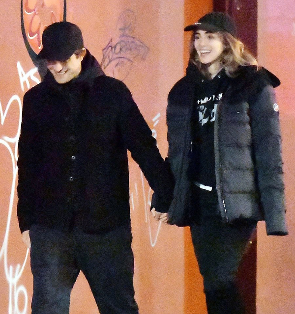 Nguồn tin tiết lộ trên Mail, Robert Pattinson đang trải qua kỳ nghỉ Giáng sinh ở nhà của Suki Waterhouse ở Tây London. Nam diễn viên thậm chí đã xin phép bố mẹ Suki được hỏi cưới cô. Pattinson được cả gia đình bạn gái rất quý mến.