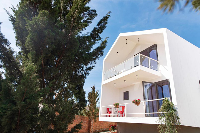 Các căn villa được thiết kế với phong cách chủ đạo là tối giản, chọn màu trắng và trang trí đơn sắc, toát lên vẻ tinh khôi, tươi sáng, xen lẫn giữa những cây thông xanh rì.