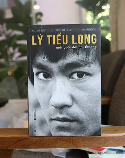 Bìa sách Lý Tiểu Long: Một cuộc đời phi thường. Ảnh: SGB.
