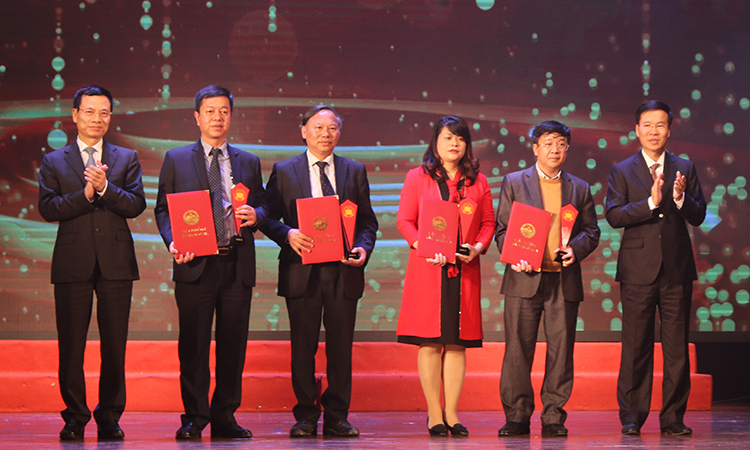 Đại diện tác giả và nhà xuất bản trên sân khấu nhận giải A. Ảnh: Hoàng Huế.