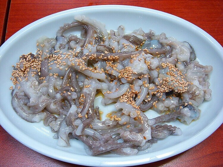 Những chiếc xúc tu vẫn có thể ngoe nguẩy khi cho vào miệng. Ảnh: LWY/WikiCommons.