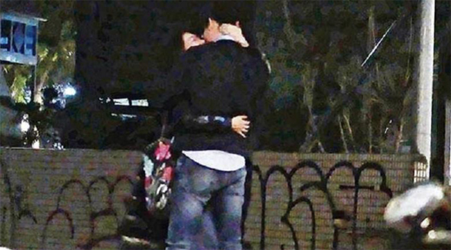 Cả hai ôm hôn nhau thắm thiết trong công viên.