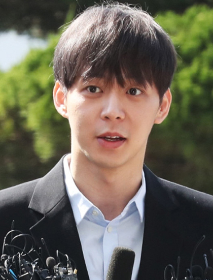 Ngày 24/4, Park Yoochun tuyên bố giải nghệ sau khi công ty quản lý C-Jes Entertainment thông báo chấm dứt hợp đồng độc quyền vì thái độ thiếu trung thực của anh trong bê bối sử dụng ma túy. Giới chức Hàn Quốc công bố Yoochun dương tính với Philopon (một dạng ma túy đá) dù trước đó anh nhiều lần khẳng định chưa từng sử dụng chất cấm, nghi ngờ kết quả xét nghiệm. Sau khi bị bắt, ca sĩ thừa nhận nói dối vì sợ hãi phơi bày bản thân, không muốn mất đi những gì đang có. Yoochun sau đó bị tòa tuyên phạt 10 tháng tù giam nhưng cho hưởng án treo hai năm. Yoo Chun sinh năm 1986, từng là thành viên nhóm nhạc đình đám TVXQ. Sau đó, anh cùng Jaejoong và Junsu tách riêng để lập nhóm JYJ. Ngoài ca hát, Park Yoo Chun lưu dấu ấn qua các phim Chuyện tình Sungkyunkwan, Hoàng tử gác mái, Three Days...
