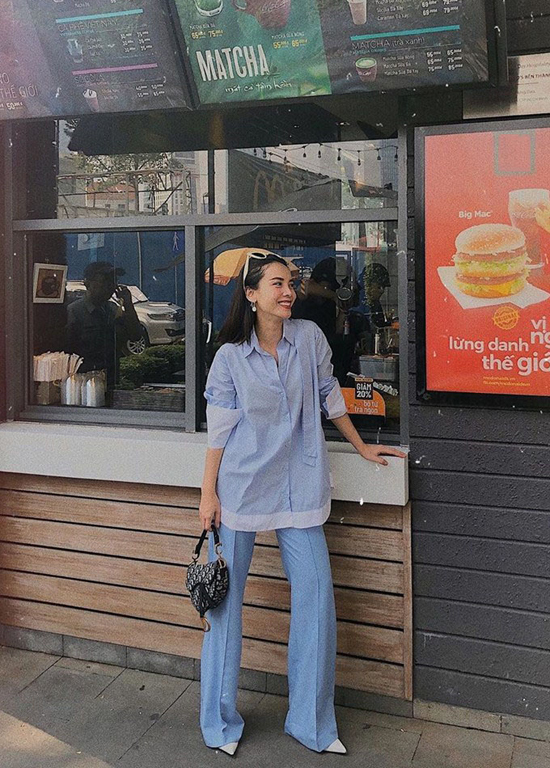 Yến Trang nhẹ nhàng và phóng khoáng với cách mix tông xanh pastel đi cùng trắng cho áo sơ mi dáng rộng, quần suông. Phụ kiện mắt kính và giày cũng được chăm chút để thiện đúng tinh thần mix màu ton-sur-ton.