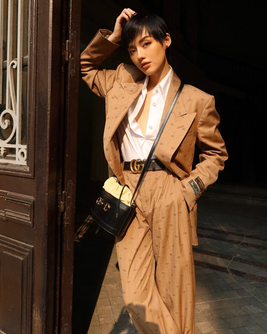 Nổi bật trong xu hướng phối đồ street style ở mùa này là công thức mix đồ ton-sur-ton. Khánh Linh và nhiều sao Việt đều chuộng cách ăn mặc đồng điệu sắc màu khi xuống phố. 