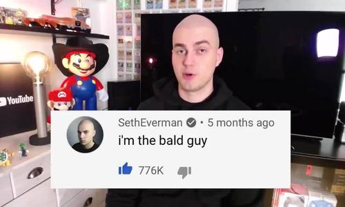Seth Everman trên tay món quà YouTube vừa gửi tặng