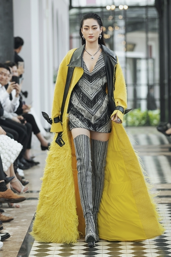 Lương Thùy Linh trình diễn trong show của NTK Lê Thanh Hòa.