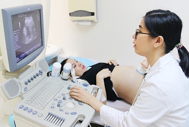 Bà bầu nên siêu âm thai định kỳ theo lịch hẹn của bác sĩ. Ảnh: Kiều Oanh.