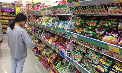 Khách mua hàng tại một siêu thị VinMart ở Hà Nội. Ảnh: Anh Tú