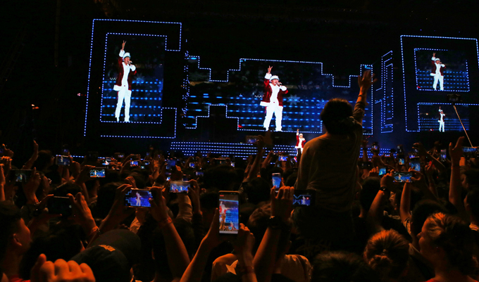 Hàng nghìn khán giả đồng loạt giơ điện thoại ghi hình màn trình diễn máu lửa của Sơn Tùng M-TP.