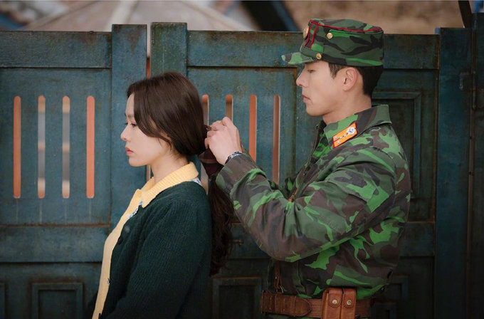 Hyun Bin diễn cảnh hôn Son Ye Jin