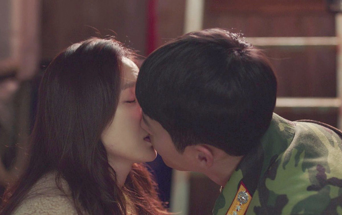 Hyun Bin diễn cảnh hôn Son Ye Jin