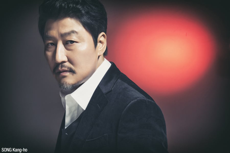 Tài tử gạo cội Song Kang Ho dẫn đầu danh sách với gần 30% người bình chọn. Năm nay, anh được truyền thông khắp thế giới nhắc đến nhiều với vai diễn trong Parasite (Ký sinh trùng) - phim đoạt Cành Cọ Vàng tại Liên hoan phim Cannes. Tác phẩm còn được giới chuyên môn đánh giá là ứng viên nặng ký cho giải Phim quốc tế, giải Oscar 2020. Ngoài Ký sinh trùng, năm nay, tài tử 52 tuổi ra mắt The King, Letters.